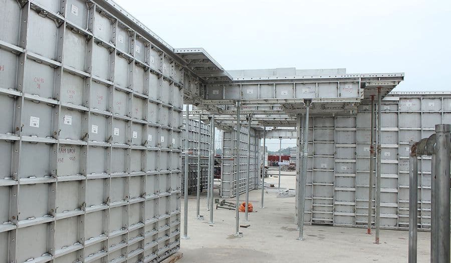 Cốp pha nhôm vách và sàn lắp dựng tại công trường